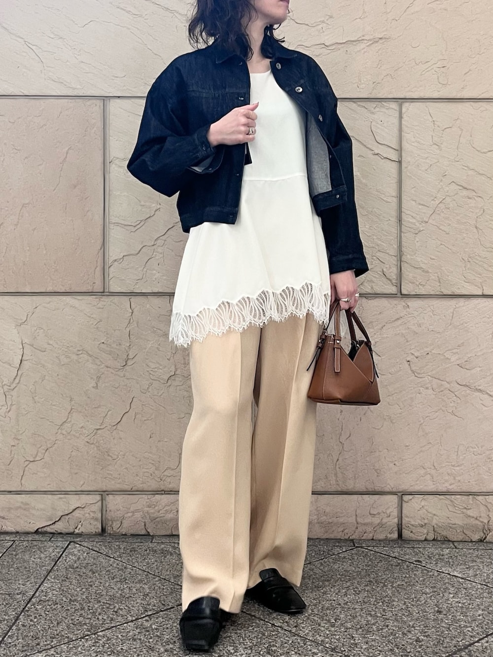 ベージュ系のその他パンツ、ブルー系のデニムジャケットを着用したレディースの春コーディネートの3枚目の写真