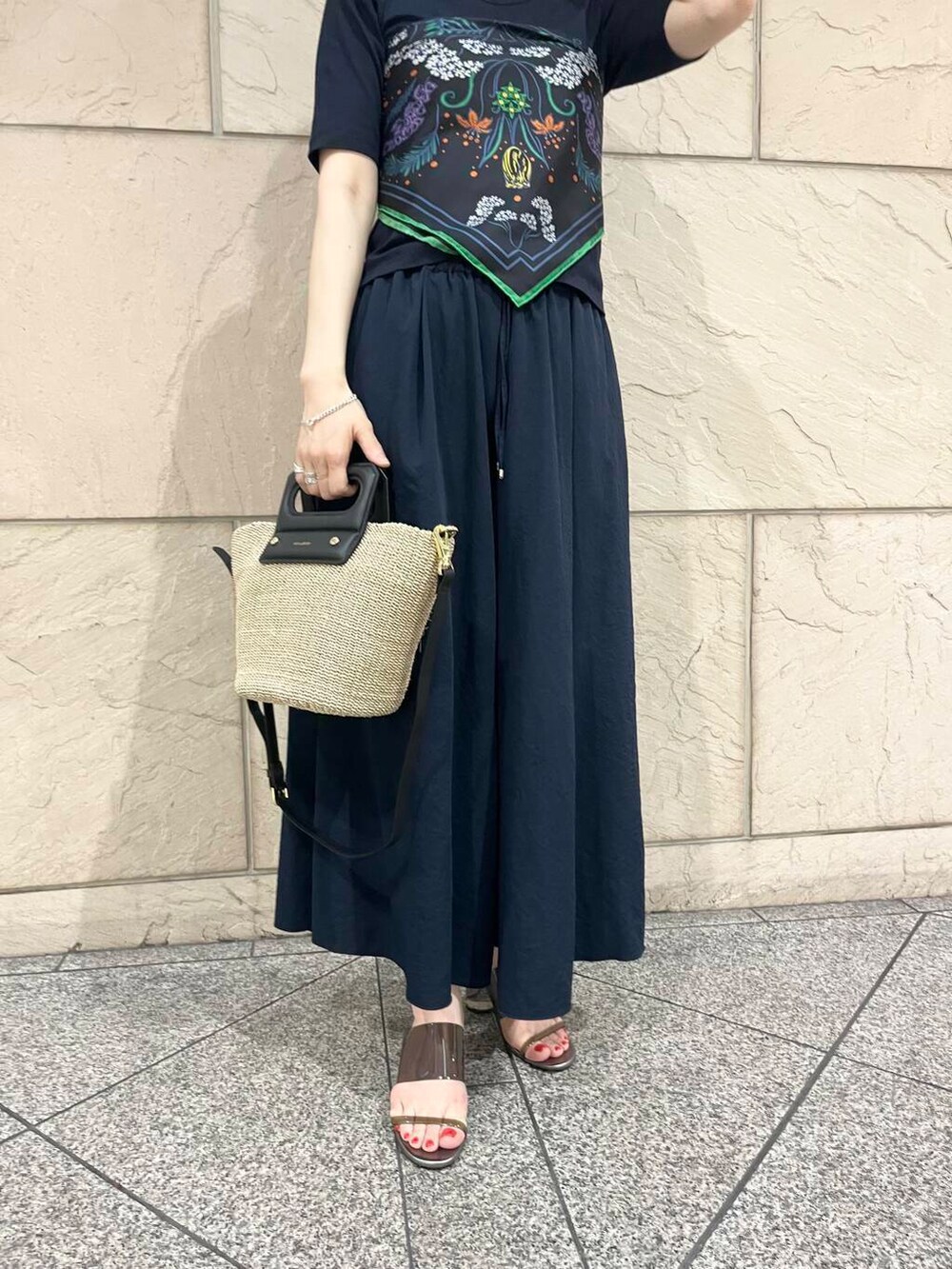 ベージュ系のハンドバッグ、ブルー系のその他パンツ、ブルー系のTシャツ/カットソーを着用したレディースの夏コーディネートの5枚目の写真