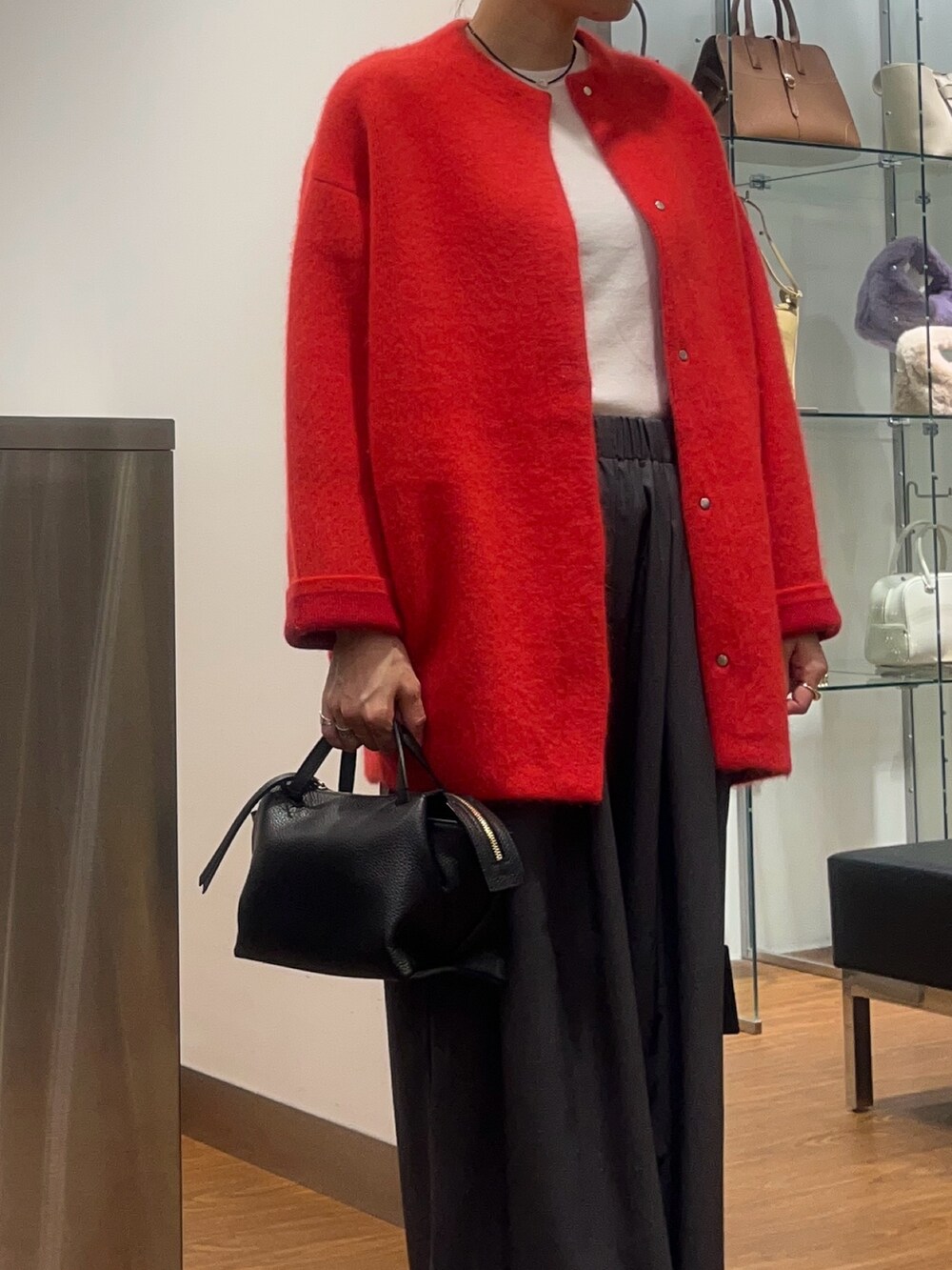 ホワイト系のTシャツ/カットソー、グレー系のその他パンツ、レッド系のカーディガン/ボレロを着用したレディースの秋コーディネートの3枚目の写真