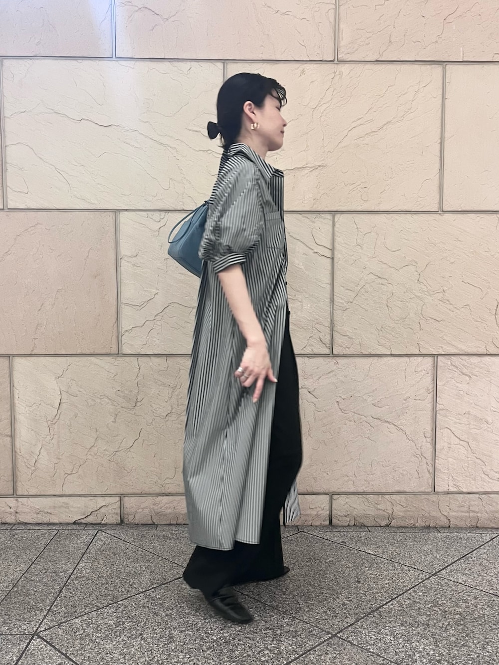 ブラック系のその他パンツ、ブルー系のショルダーバッグ、ブラック系のワンピースを着用したレディースの春コーディネートの2枚目の写真