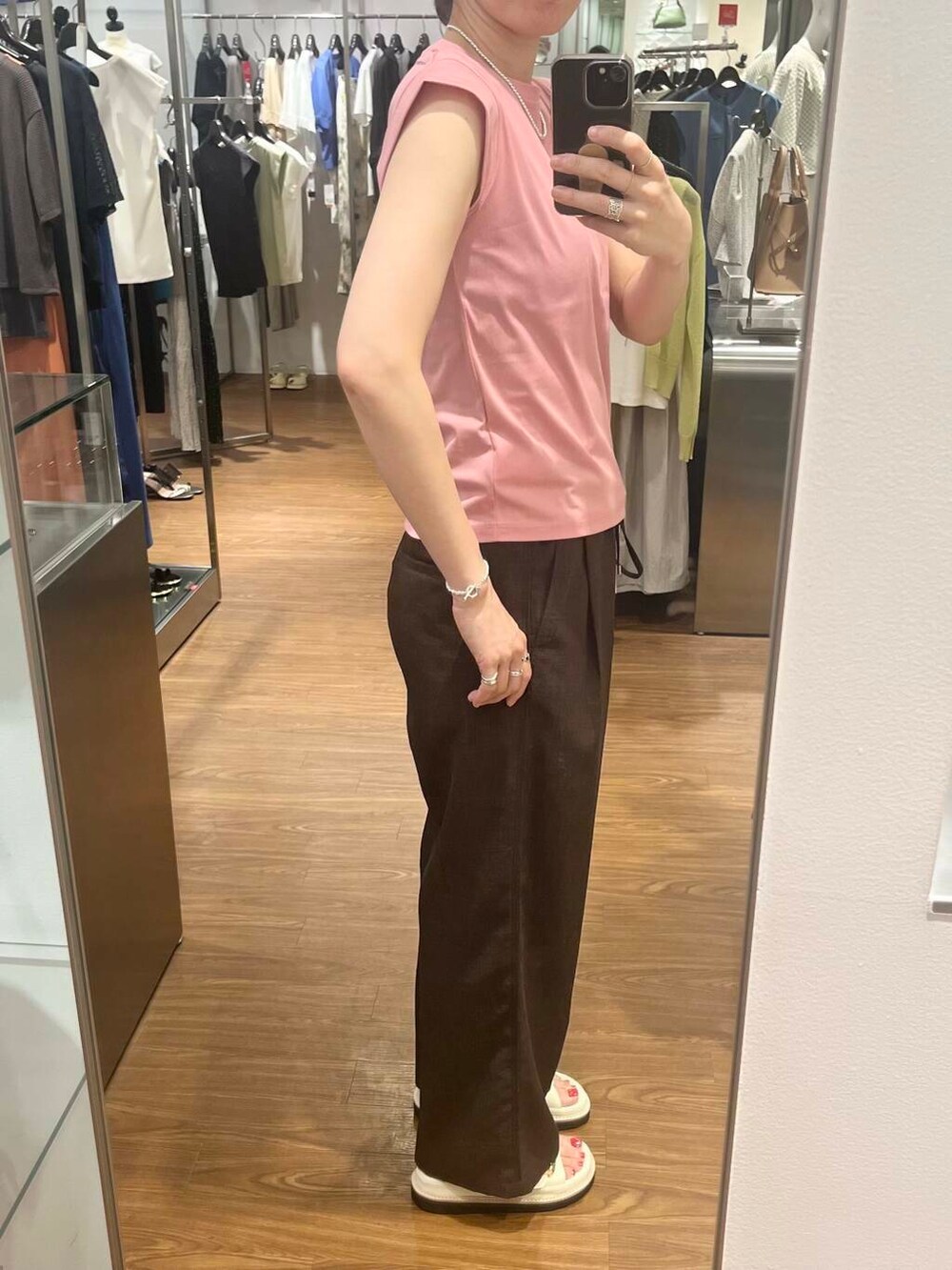 ピンク系のTシャツ/カットソー、ブラウン系のその他パンツ、シルバー系のネックレスを着用したレディースの夏コーディネートの4枚目の写真