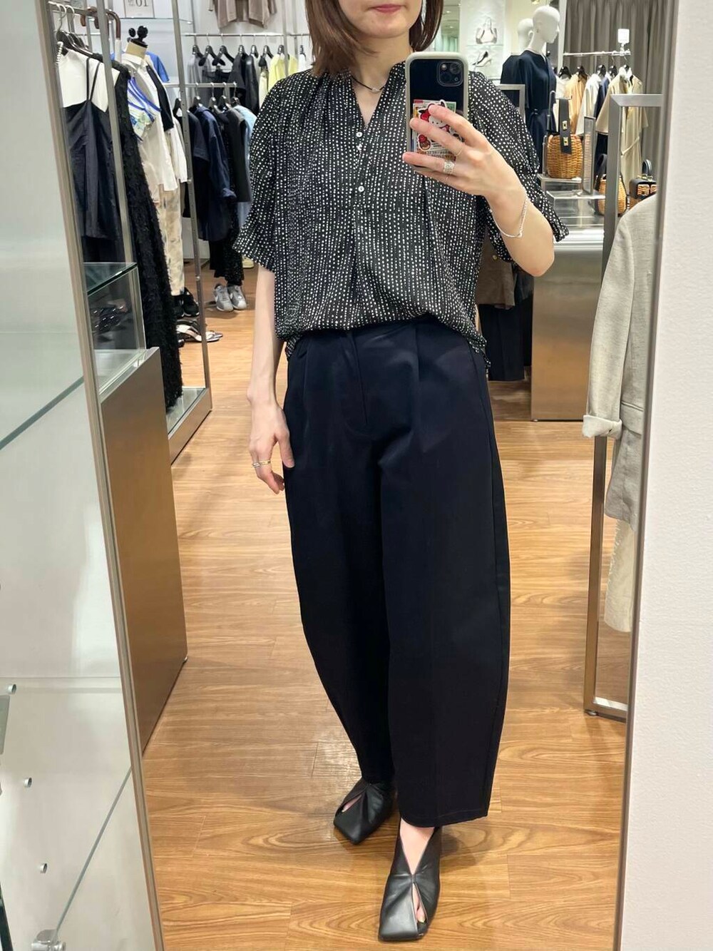 ブラック系のシャツ/ブラウス、ブルー系のその他パンツを着用したレディースの夏コーディネートの2枚目の写真