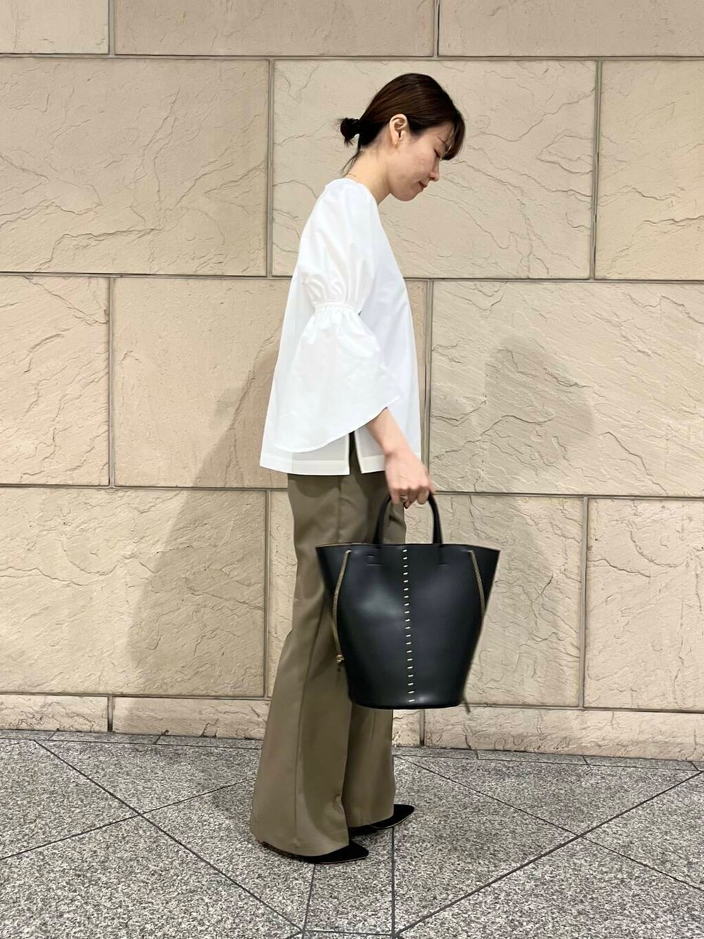 ブラック系のパンプス、ベージュ系のその他パンツ、ホワイト系のノーカラージャケットを着用したレディースの冬コーディネートの3枚目の写真