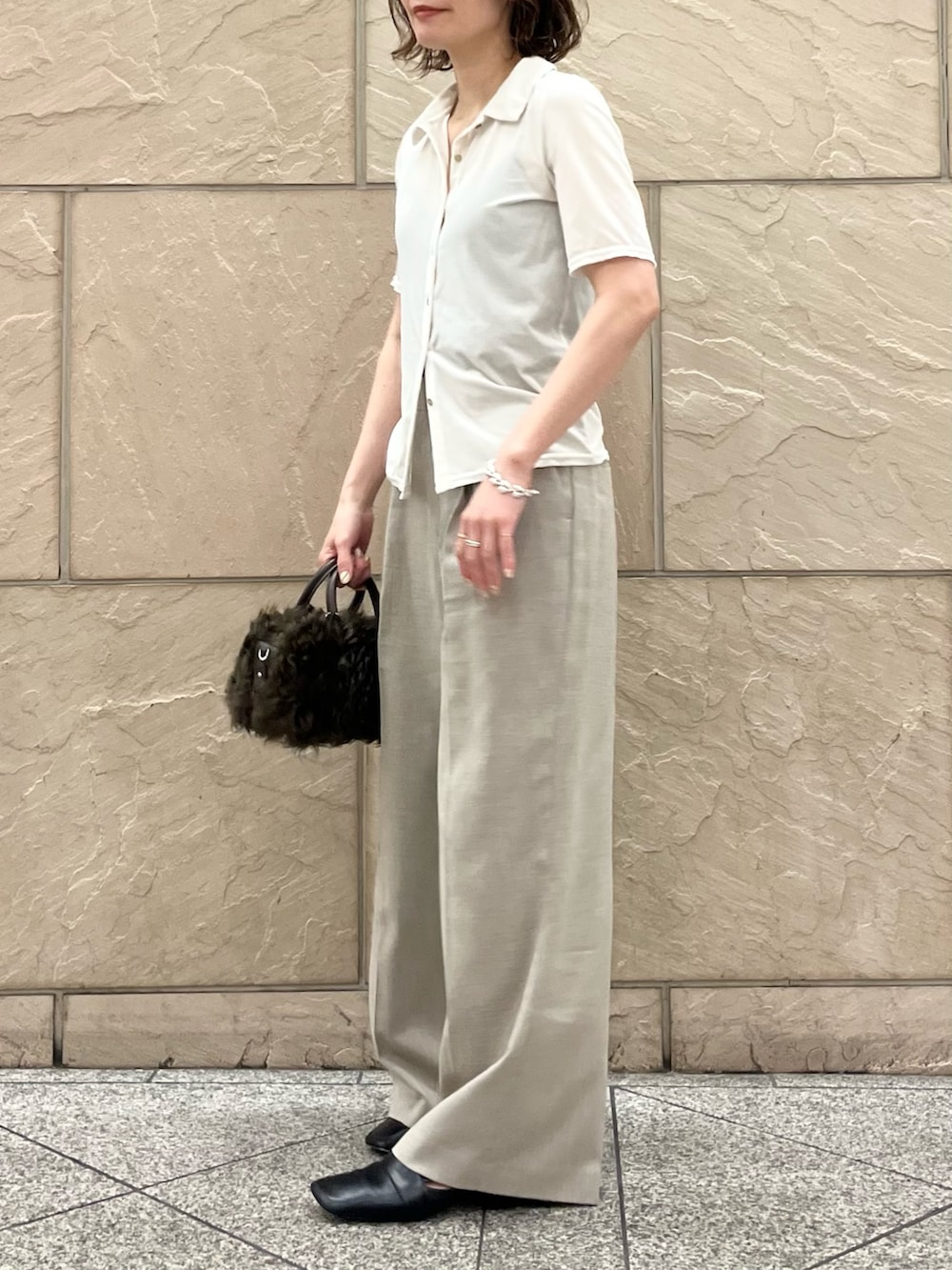 ブラウン系のその他パンツ、ブラウン系のハンドバッグ、ホワイト系のTシャツ/カットソーを着用したレディースの夏コーディネートの2枚目の写真