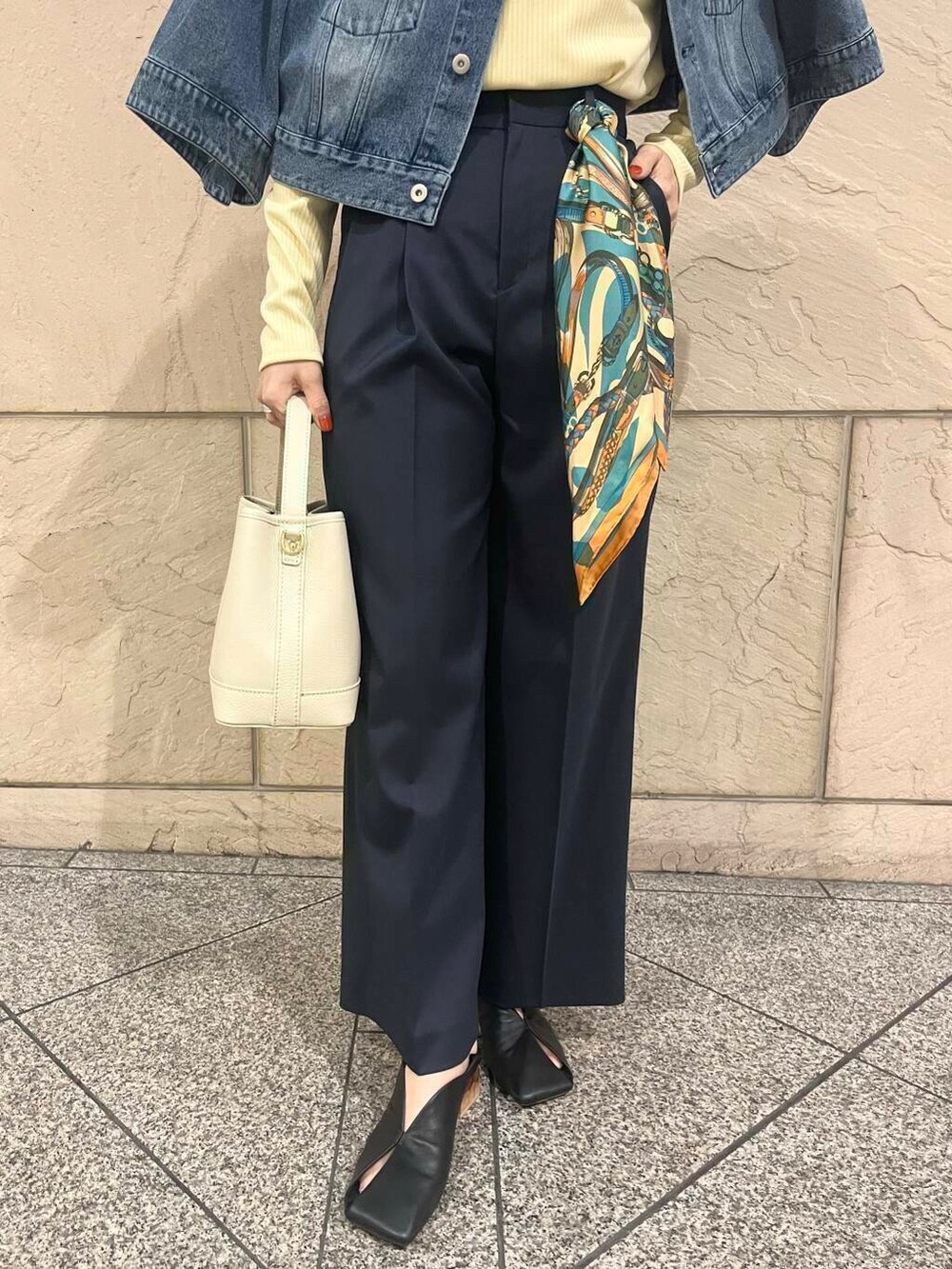 ブルー系のその他パンツ、イエロー系のTシャツ/カットソー、ブルー系のデニムジャケットを着用したレディースの冬コーディネートの5枚目の写真