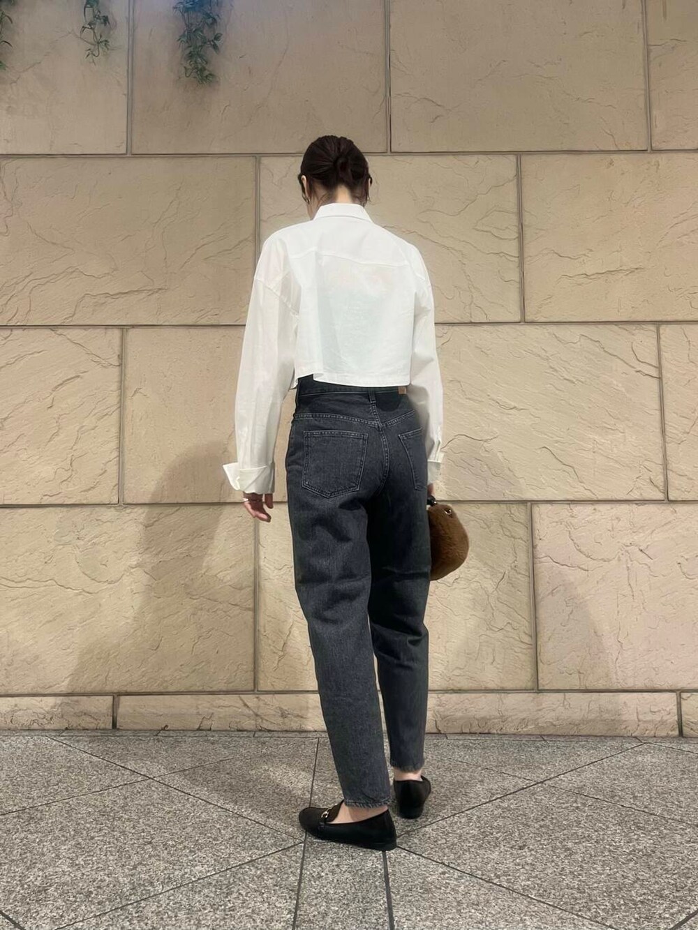 ブラック系のローファー、グレー系のデニムパンツ、ホワイト系のシャツ/ブラウスを着用したレディースの夏コーディネートの3枚目の写真