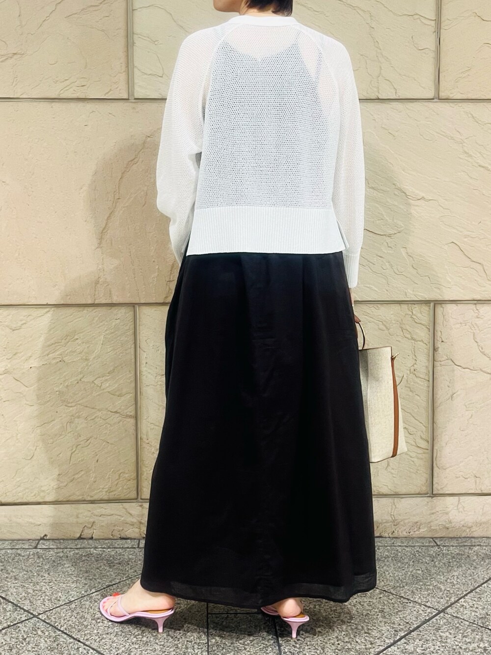 ブラウン系のワンピース、ピンク系のシューズ、ブラウン系のハンドバッグを着用したレディースの夏コーディネートの3枚目の写真