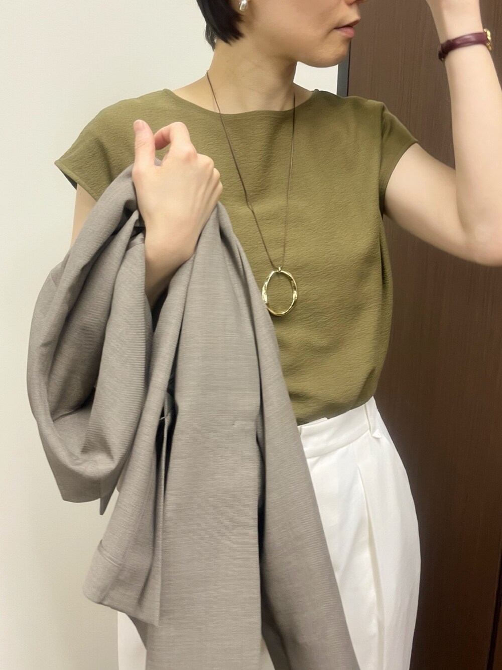 ホワイト系のその他パンツ、ブラック系のシューズ、グリーン系のTシャツ/カットソーを着用したレディースの春コーディネートの2枚目の写真