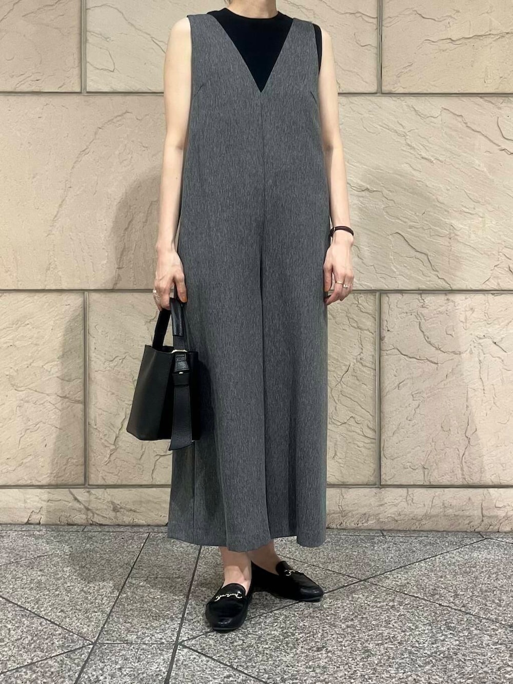 ブラック系のローファー、ブラック系のタンクトップ、グレー系のサロペット/オーバーオールを着用したレディースの夏コーディネートの3枚目の写真