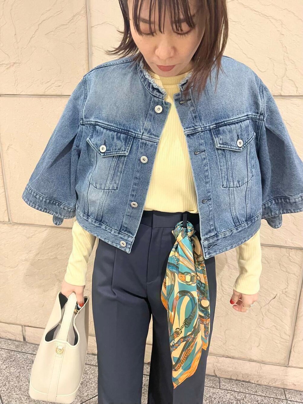 ブルー系のその他パンツ、イエロー系のTシャツ/カットソー、ブルー系のデニムジャケットを着用したレディースの冬コーディネートの4枚目の写真