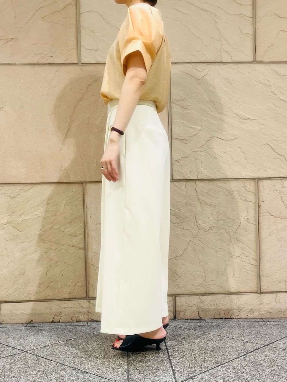 ホワイト系のその他パンツ、オレンジ系のシャツ/ブラウス、ブルー系のシューズを着用したレディースの夏コーディネートの3枚目の写真