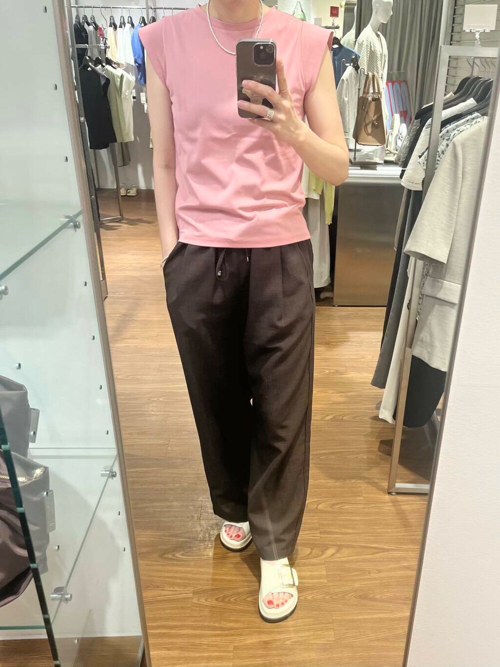 ピンク系のTシャツ/カットソー、ブラウン系のその他パンツ、シルバー系のネックレスを着用したレディースの夏コーディネートの2枚目の写真