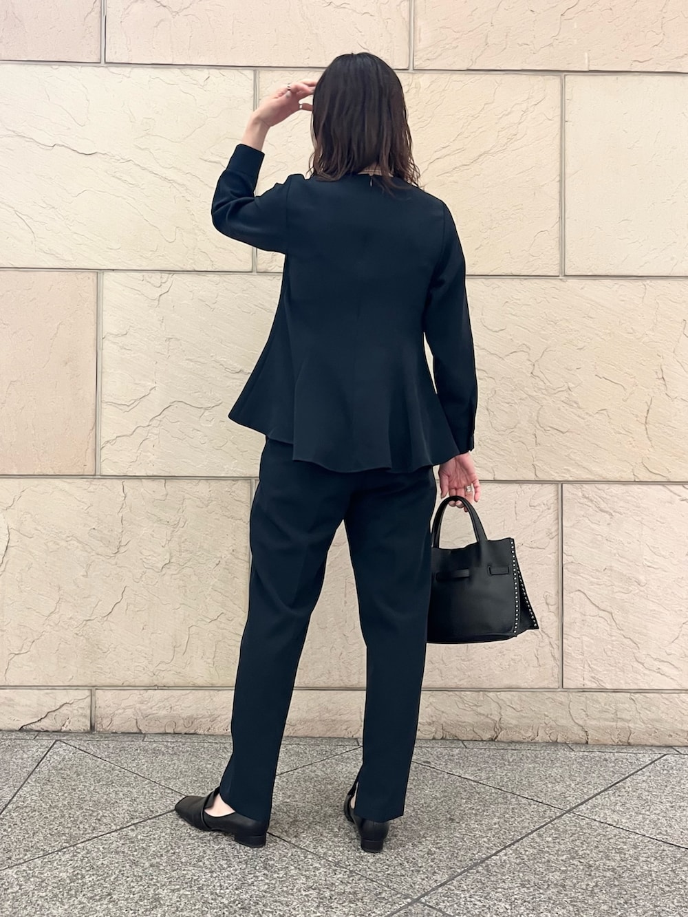 ブラック系のショルダーバッグ、ブラック系のその他シューズ、ブルー系のセットアップを着用したレディースの冬コーディネートの4枚目の写真