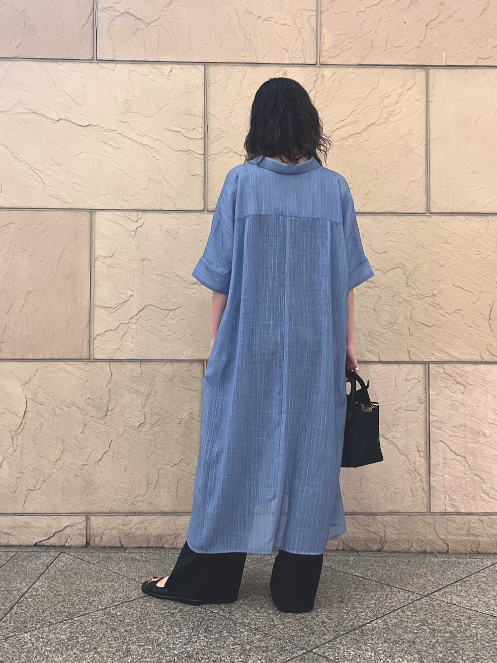 その他のワンピース、ブラック系のショルダーバッグ、ブラック系のサンダルを着用したレディースの春コーディネートの2枚目の写真