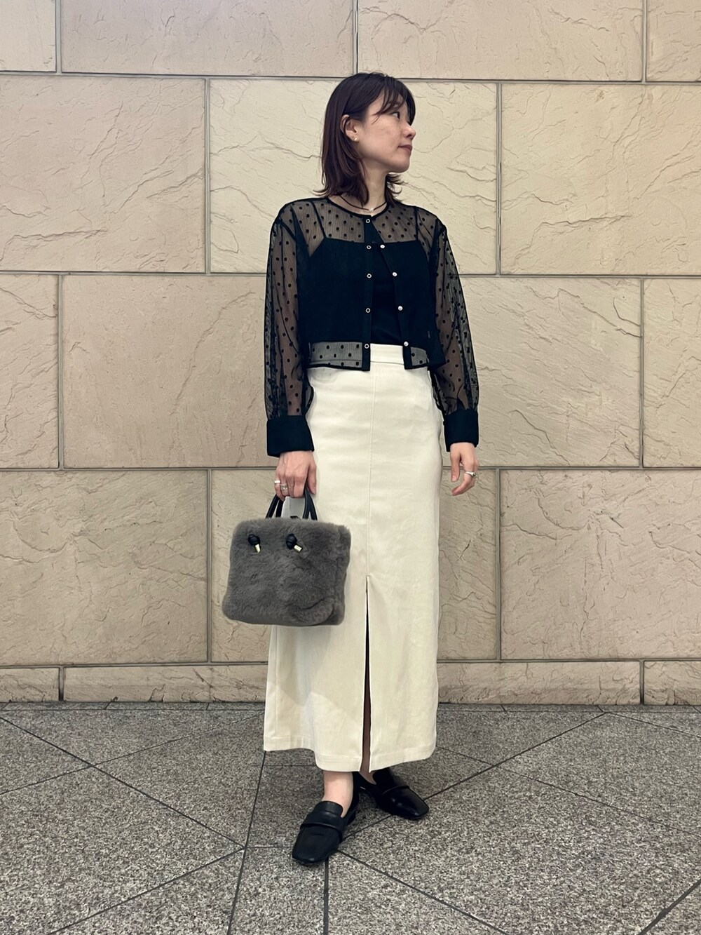 ブラック系のその他トップス、ブラック系のキャミソール、グレー系のバッグを着用したレディースの夏コーディネートの3枚目の写真