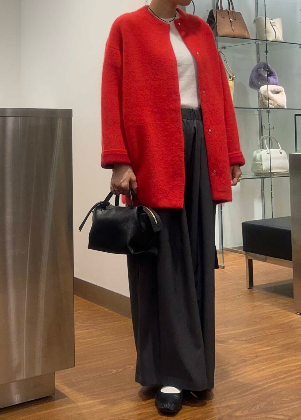 ホワイト系のTシャツ/カットソー、グレー系のその他パンツ、ブラック系のハンドバッグを着用したレディースの秋コーディネートの4枚目の写真