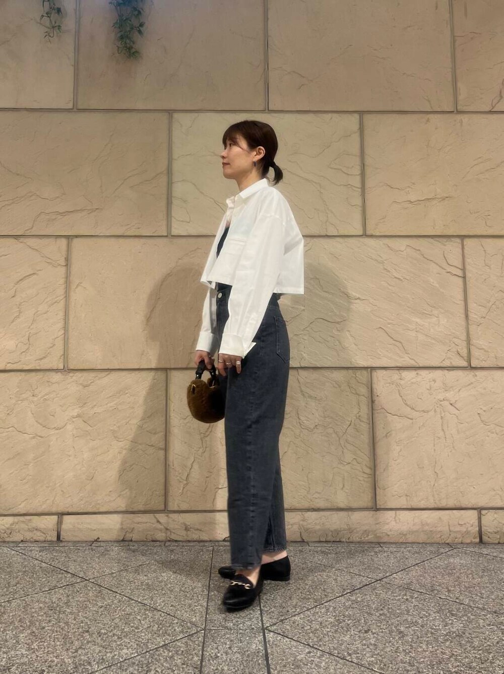 ブラック系のローファー、グレー系のデニムパンツ、ホワイト系のシャツ/ブラウスを着用したレディースの夏コーディネートの2枚目の写真