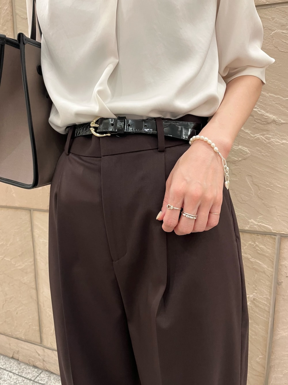 ホワイト系のシャツ/ブラウス、ブラウン系のその他パンツ、グレー系のトートバッグを着用したレディースの夏コーディネートの5枚目の写真