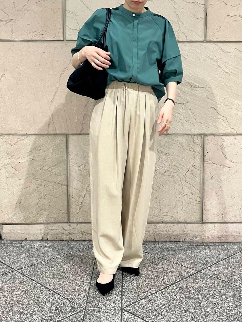 ブラック系のパンプス、ブラック系のトートバッグ、グリーン系のシャツ/ブラウスを着用したレディースの春コーディネートの7枚目の写真