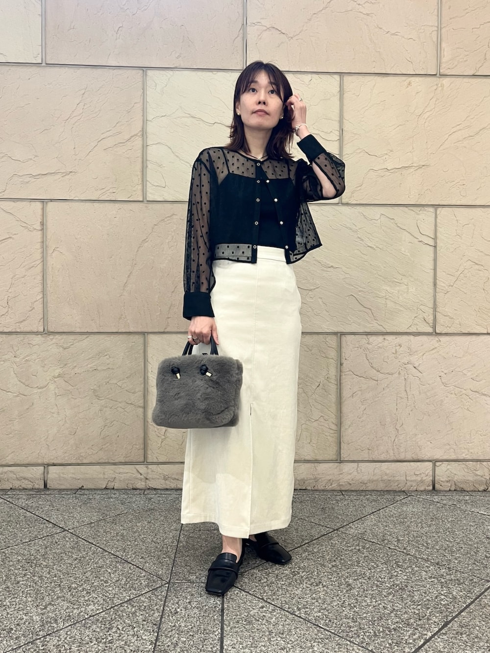 ブラック系のその他トップス、ブラック系のキャミソール、グレー系のバッグを着用したレディースの夏コーディネートの2枚目の写真