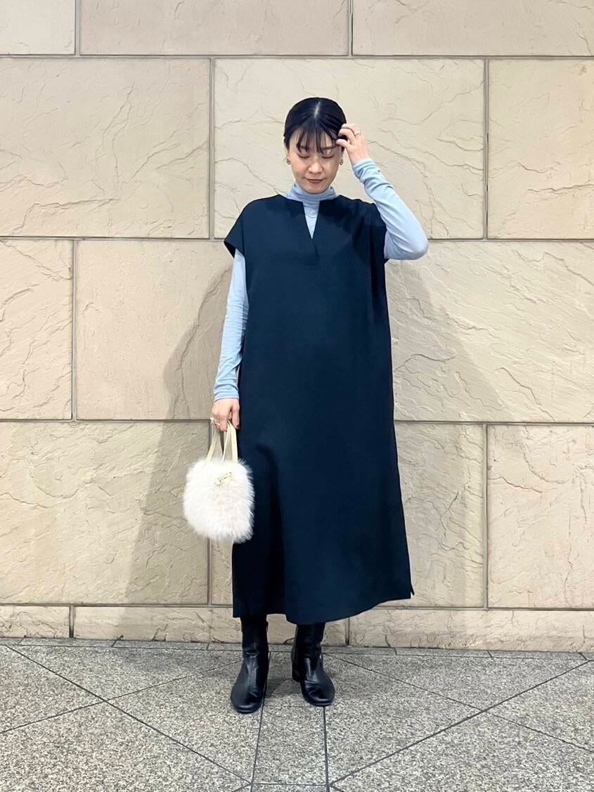 ブルー系のTシャツ/カットソー、ブルー系のワンピース、ホワイト系のハンドバッグを着用したレディースの冬コーディネートの2枚目の写真