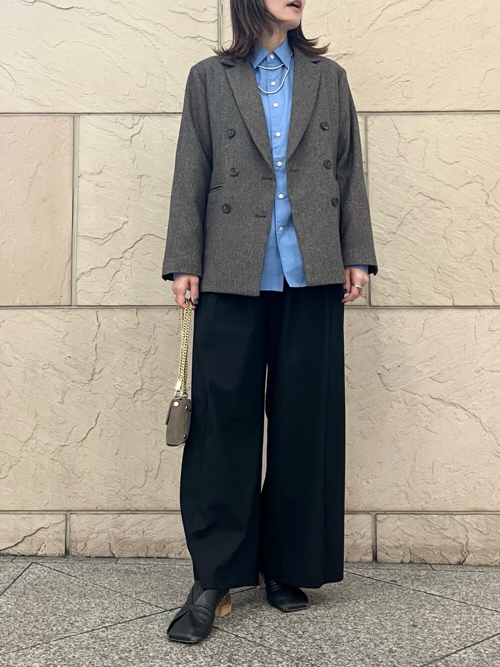 ブルー系のシャツ/ブラウス、ベージュ系のショルダーバッグ、ブラック系のその他パンツを着用したレディースの秋コーディネートの5枚目の写真