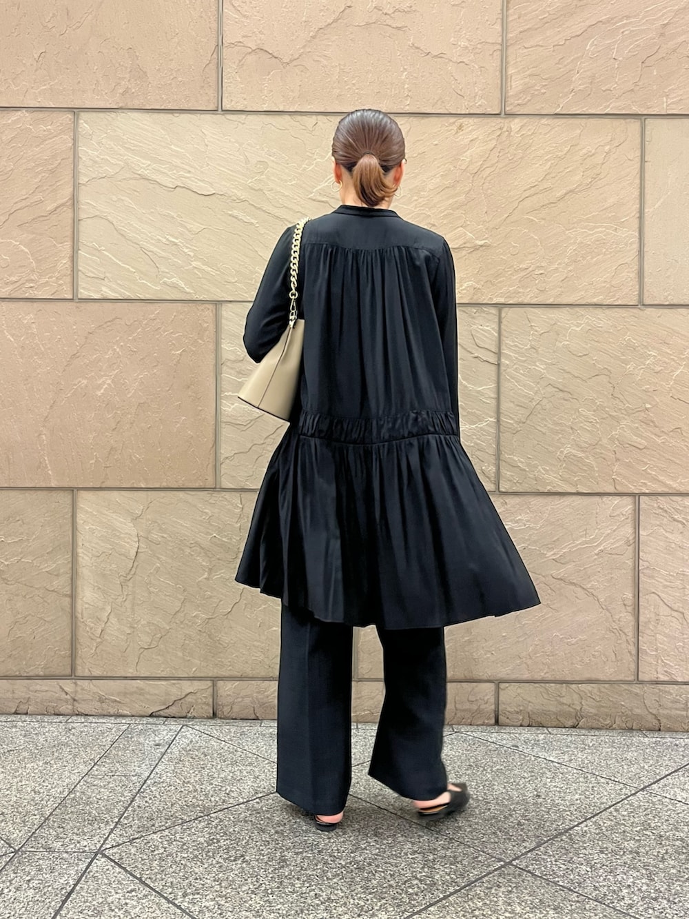 ブラック系のその他パンツ、ホワイト系のキャミソール、ブラック系のワンピースを着用したレディースの秋コーディネートの3枚目の写真