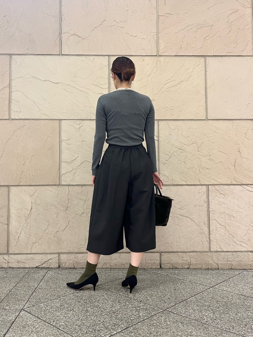 ブラック系のパンプス、グレー系のTシャツ/カットソー、グレー系のその他パンツを着用したレディースの秋コーディネートの3枚目の写真