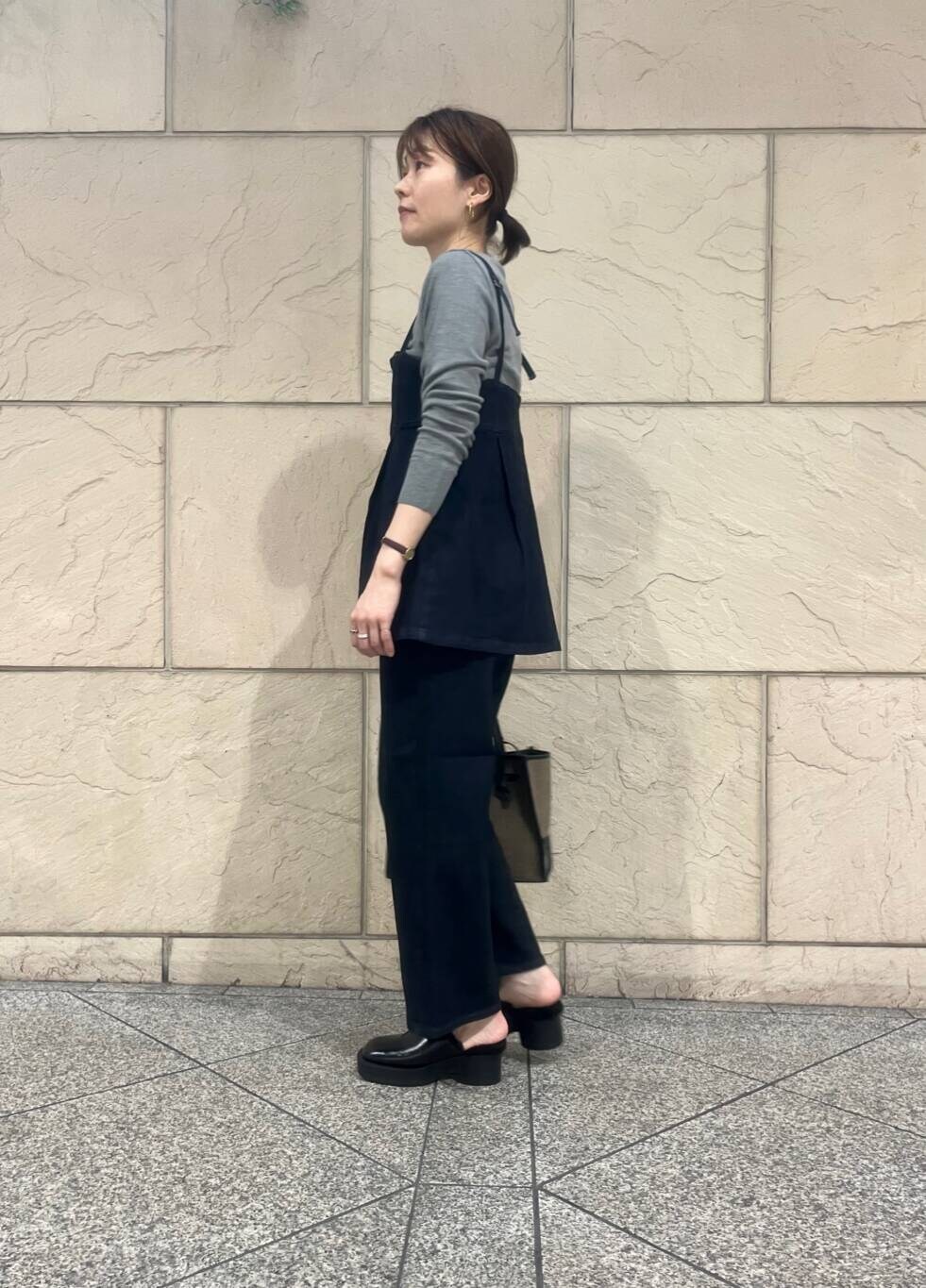 ブラック系のセットアップ、グレー系のTシャツ/カットソー、ブラック系のその他シューズを着用したレディースの秋コーディネートの3枚目の写真