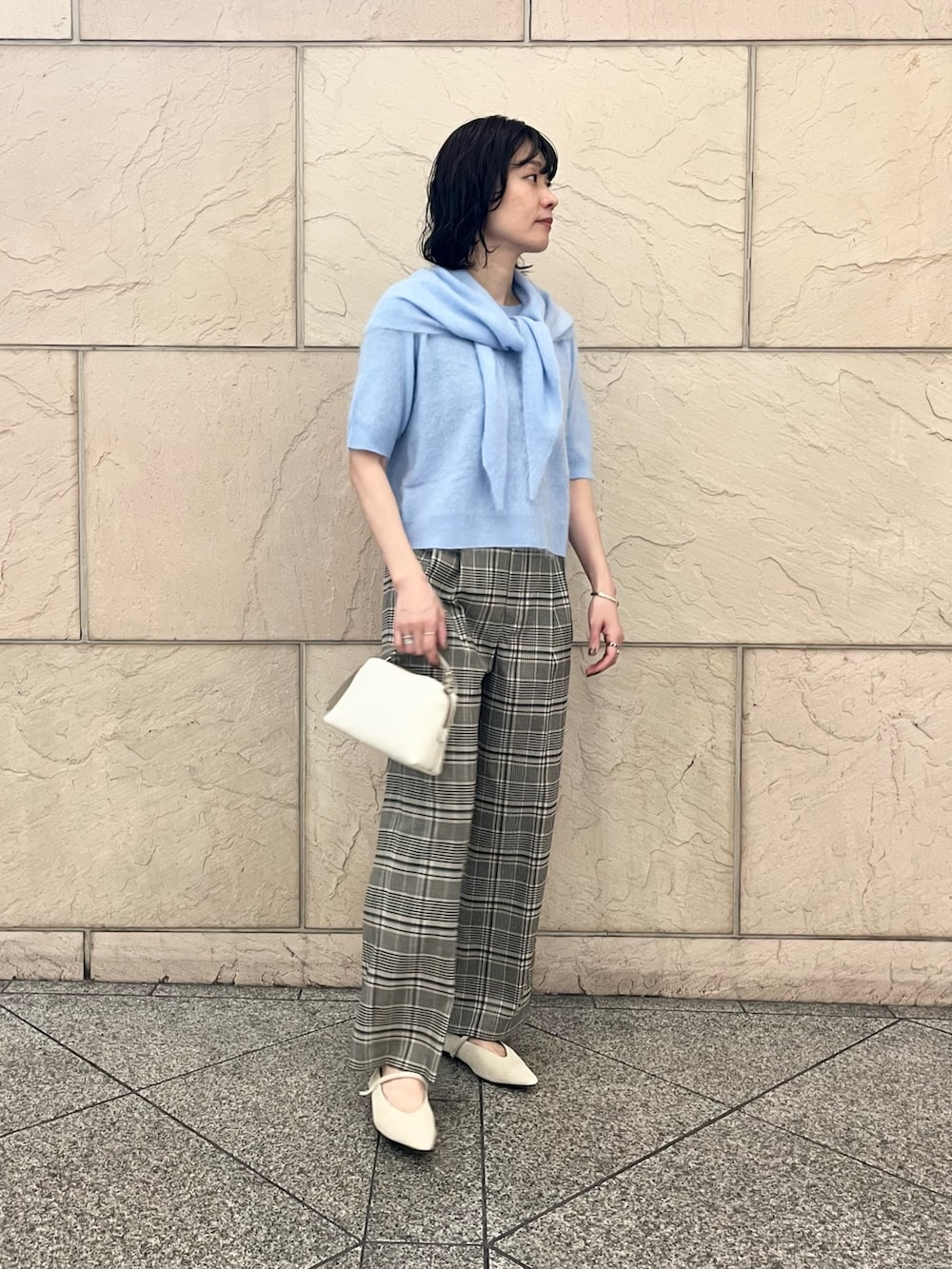 ブルー系のニット/セーター、ホワイト系のショルダーバッグ、ベージュ系のその他パンツを着用したレディースの秋コーディネートの2枚目の写真