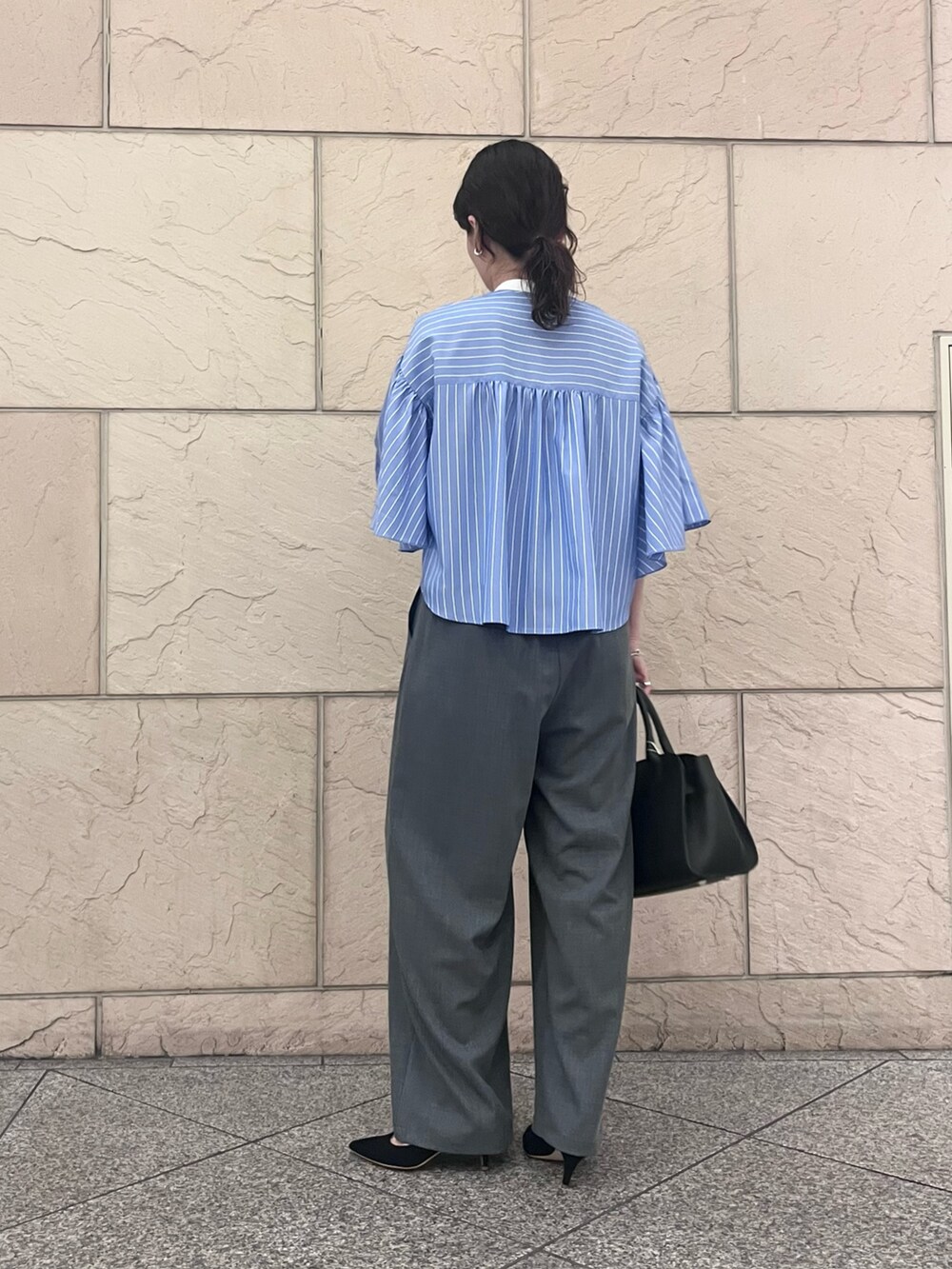 グレー系のその他パンツ、ブルー系のシャツ/ブラウス、ブラック系のパンプスを着用したレディースの春コーディネートの3枚目の写真