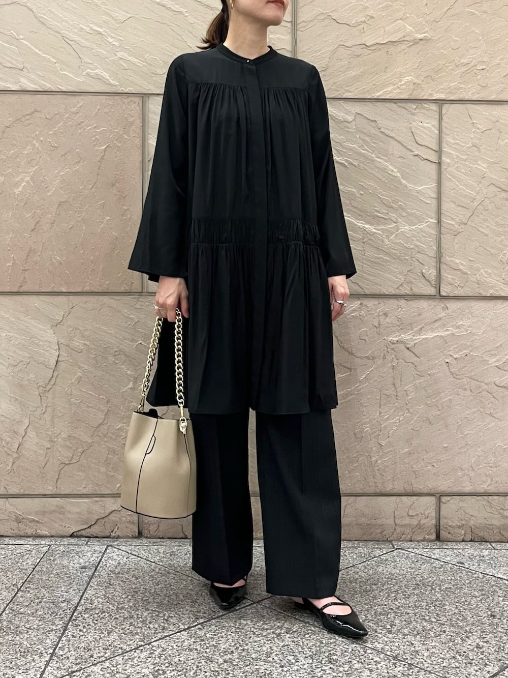 ブラック系のその他パンツ、ホワイト系のキャミソール、ブラック系のワンピースを着用したレディースの秋コーディネートの5枚目の写真