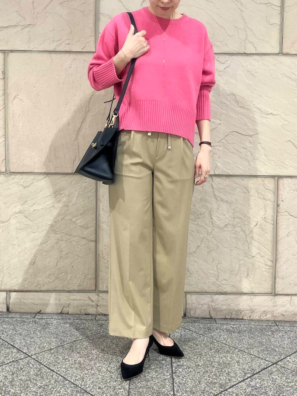 ブラック系のパンプス、ピンク系のニット/セーター、イエロー系のその他パンツを着用したレディースの秋コーディネートの3枚目の写真