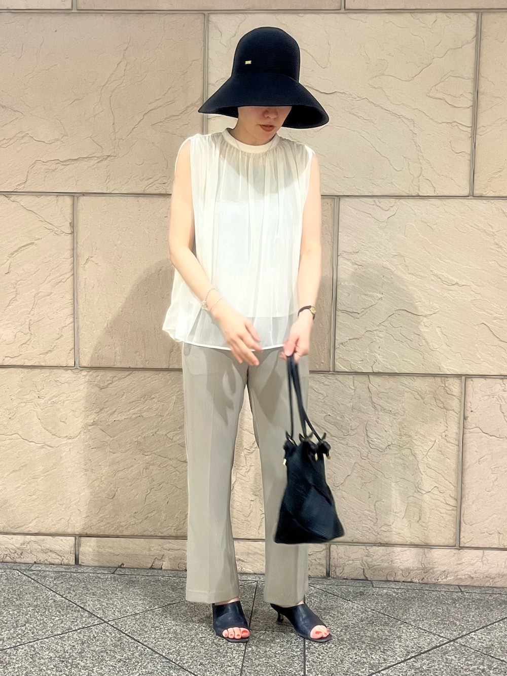 「10kアクセサリー、シア―ブラウス、パンツスタイル、ROSSO、VIOLA d'ORO、ハット、帽子、フィリップオーディベール、バングル、ブレスレット」｜「URBAN RESEARCH ROSSO WOMENのPAPER WIDE BLIM HAT（ハット、ブラック系）」を使った、katayoさん（レディース・166cm）の春コーディネートの2枚目の写真