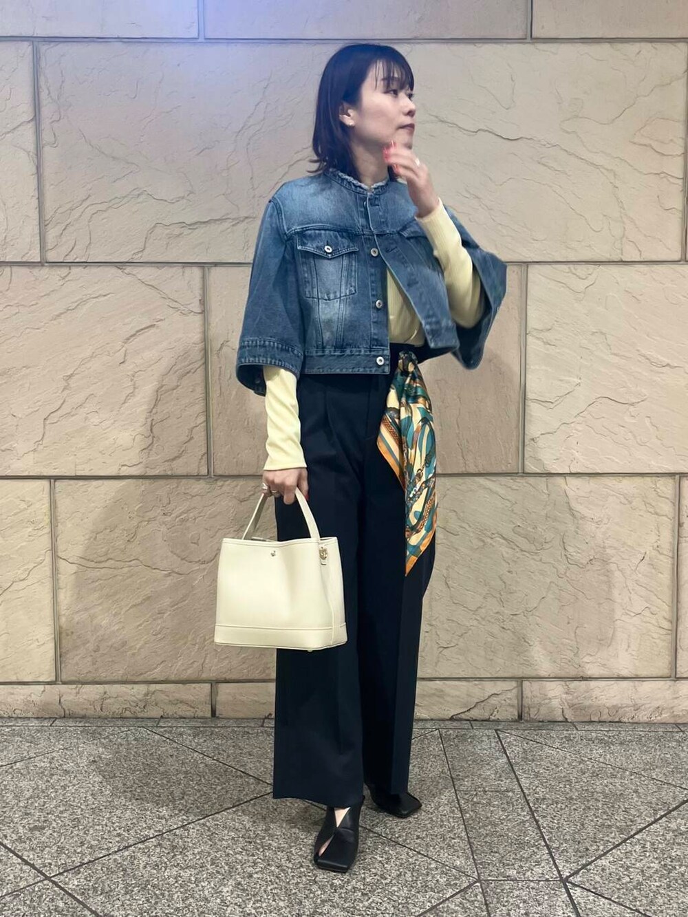 ブルー系のその他パンツ、イエロー系のTシャツ/カットソー、ブルー系のデニムジャケットを着用したレディースの冬コーディネートの2枚目の写真