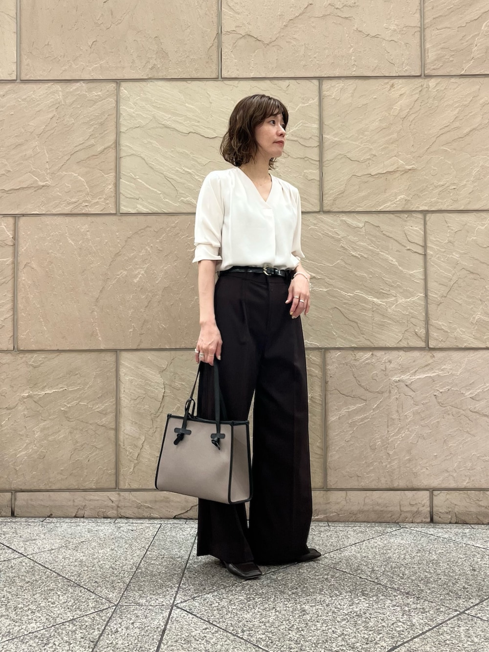 ホワイト系のシャツ/ブラウス、ブラウン系のその他パンツ、グレー系のトートバッグを着用したレディースの夏コーディネートの2枚目の写真