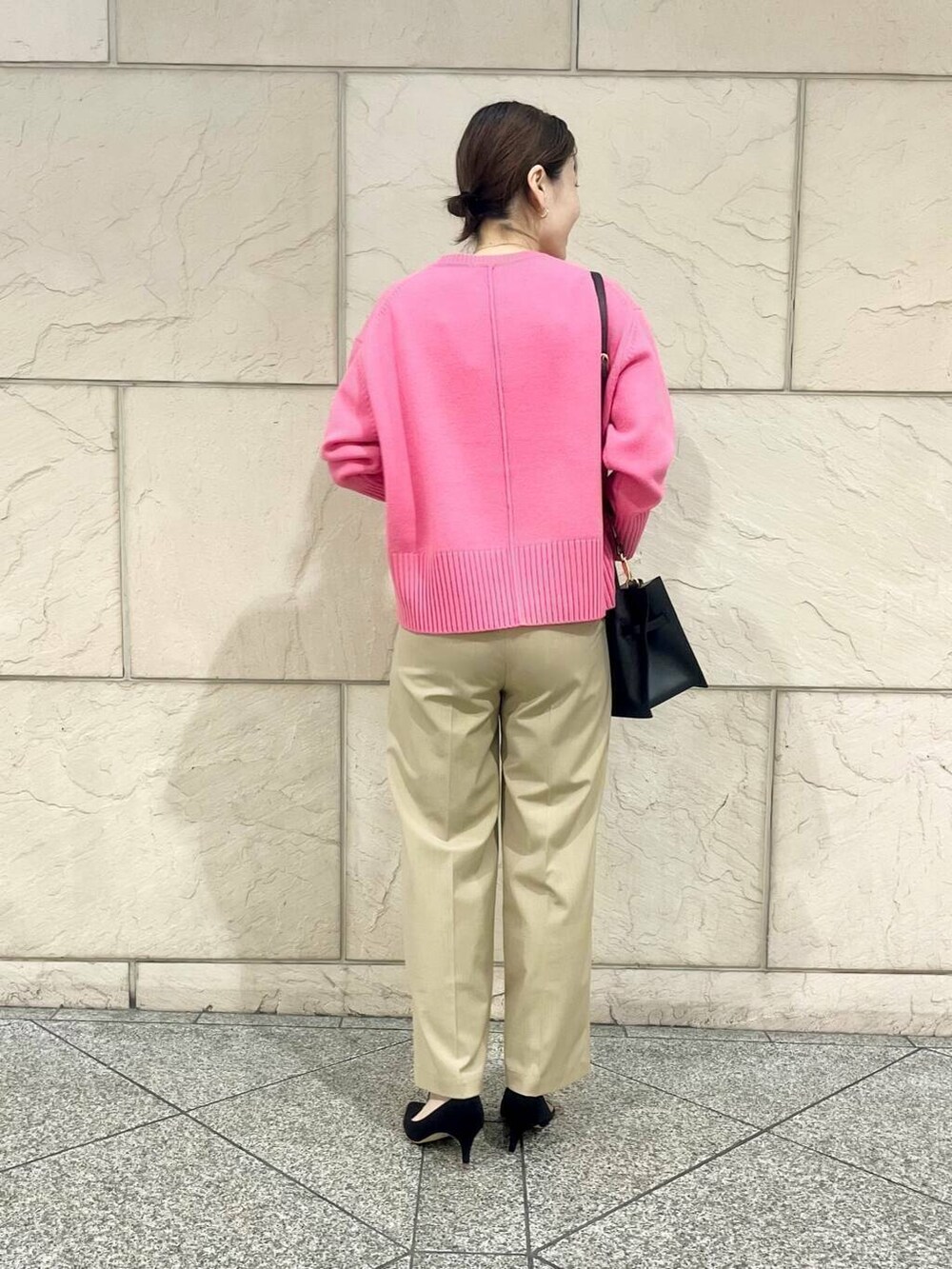 ブラック系のパンプス、ピンク系のニット/セーター、イエロー系のその他パンツを着用したレディースの秋コーディネートの4枚目の写真