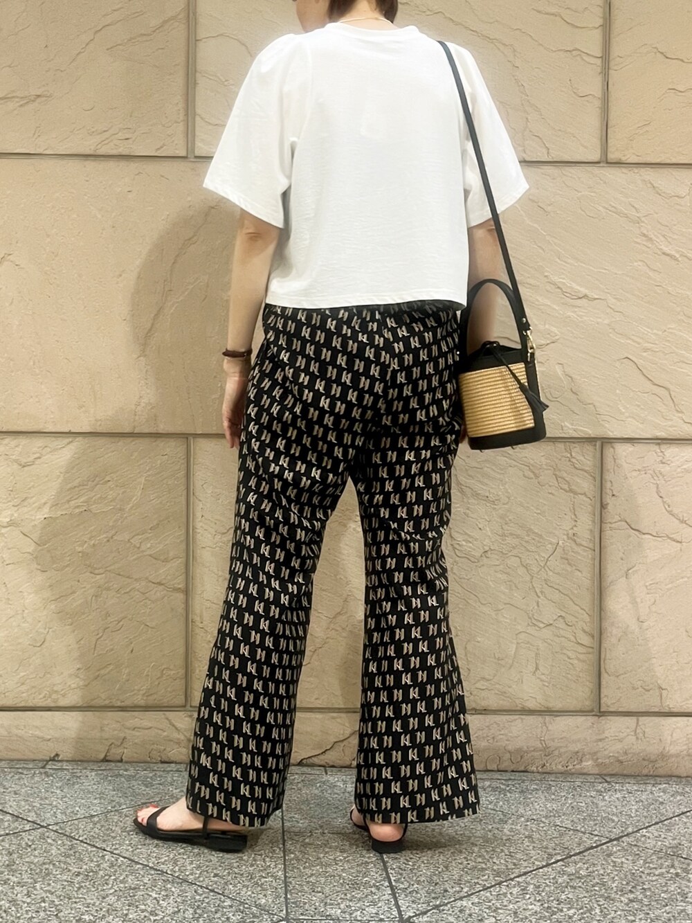 ブラック系のその他パンツ、ホワイト系のTシャツ/カットソー、ブラック系のかごバッグを着用したレディースの夏コーディネートの2枚目の写真