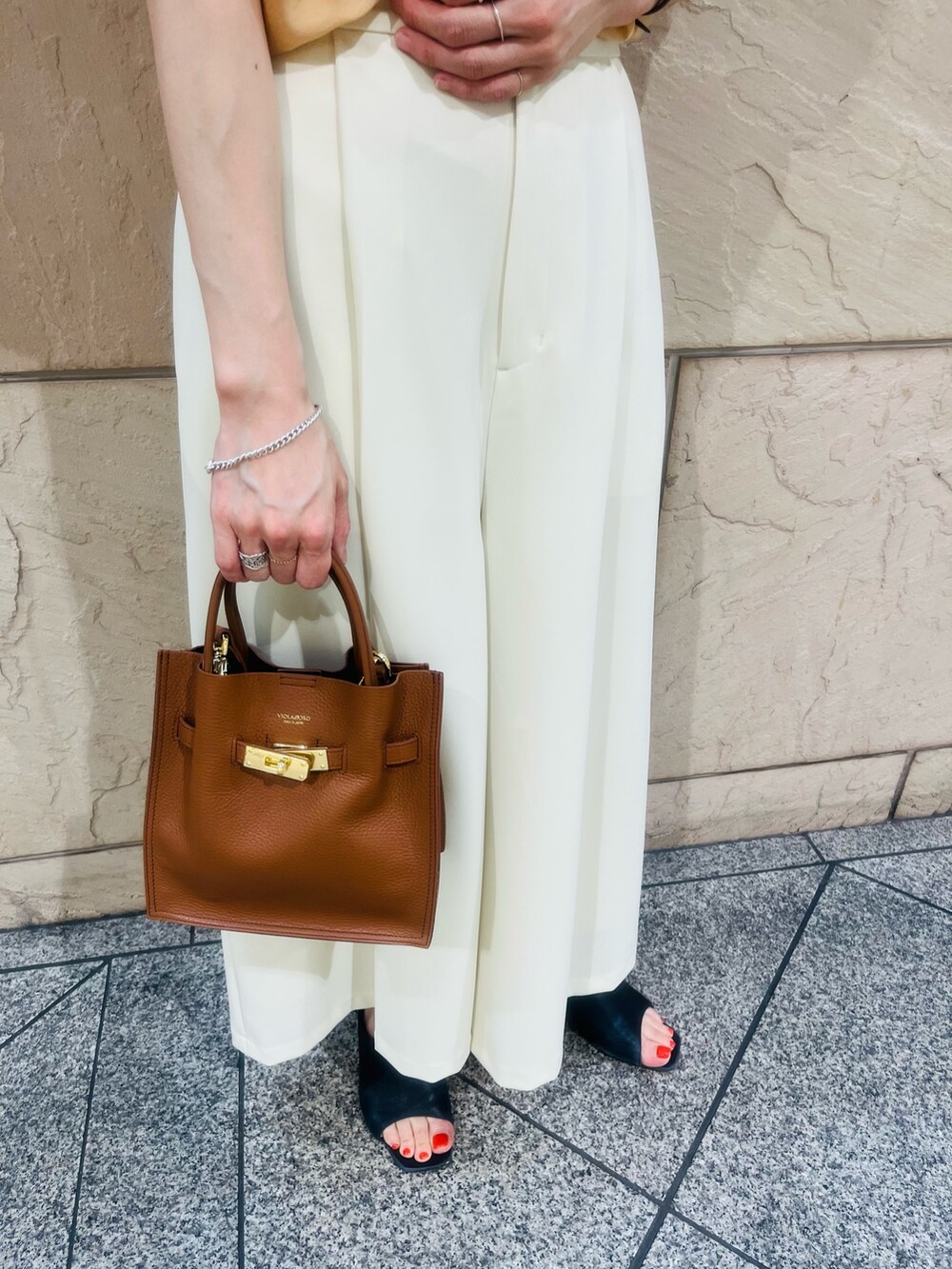 ホワイト系のその他パンツ、オレンジ系のシャツ/ブラウス、ブルー系のシューズを着用したレディースの夏コーディネートの4枚目の写真