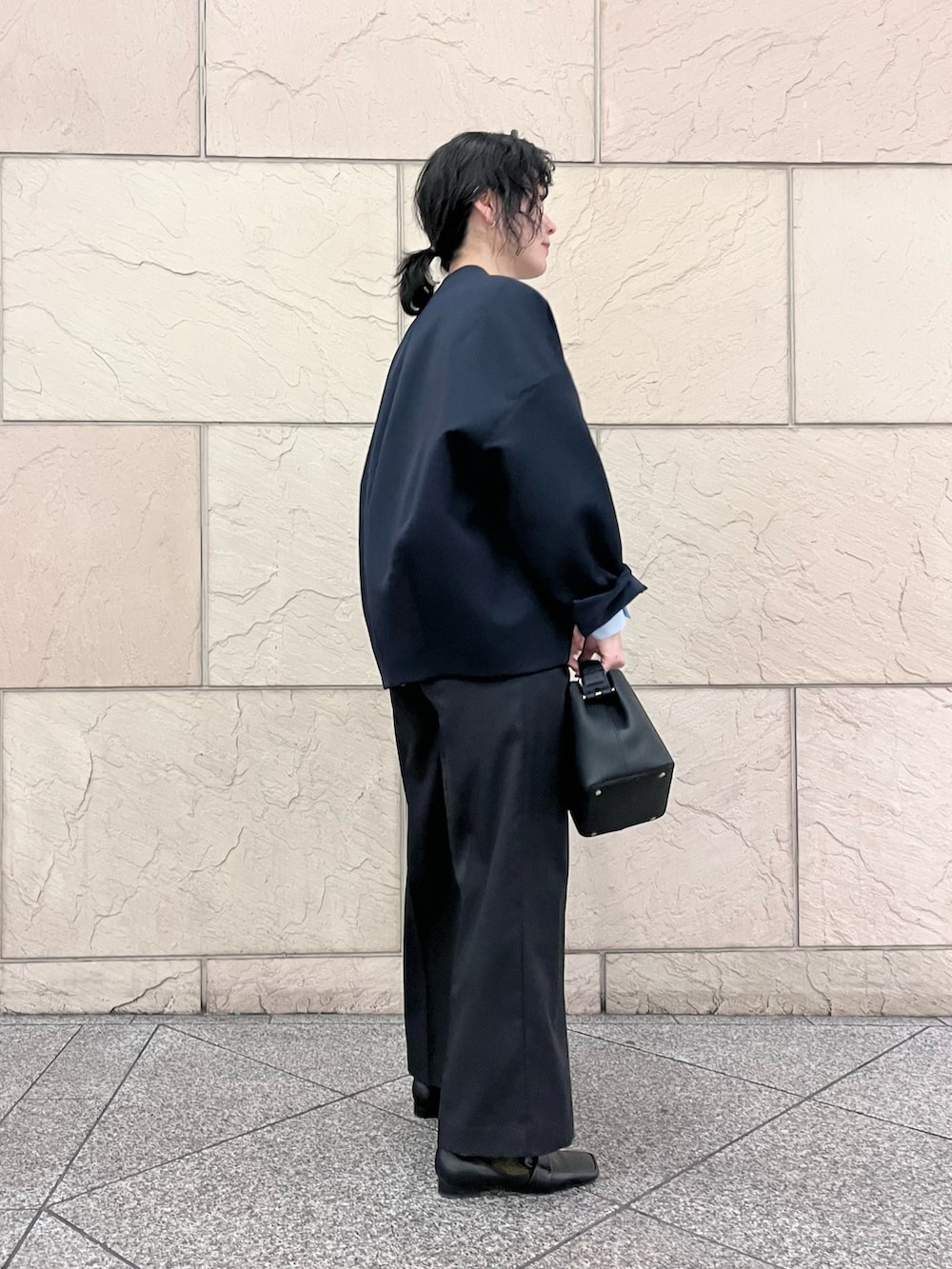 ブルー系のシャツ/ブラウス、ブルー系のノーカラージャケット、ブラック系のその他パンツを着用したレディースの冬コーディネートの3枚目の写真