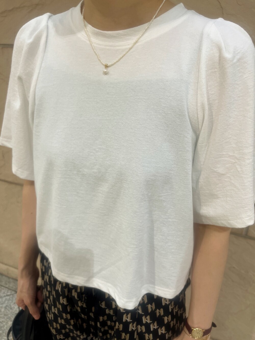 ブラック系のその他パンツ、ホワイト系のTシャツ/カットソー、ブラック系のかごバッグを着用したレディースの夏コーディネートの3枚目の写真