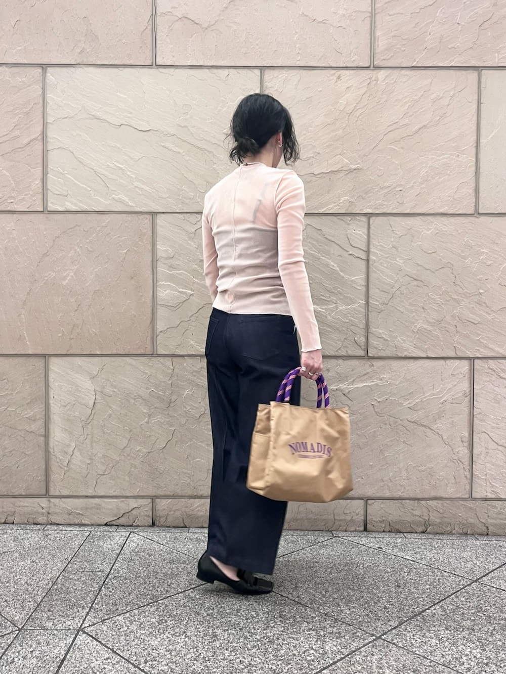 ブルー系のデニムパンツ、ベージュ系のトートバッグ、ピンク系のカーディガン/ボレロを着用したレディースの冬コーディネートの3枚目の写真