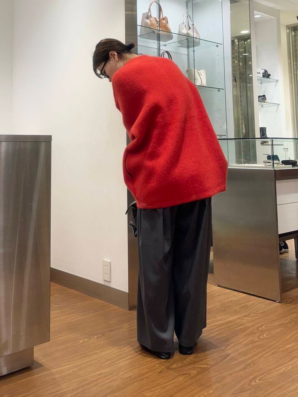 ホワイト系のTシャツ/カットソー、グレー系のその他パンツ、ブラック系のハンドバッグを着用したレディースの秋コーディネートの3枚目の写真