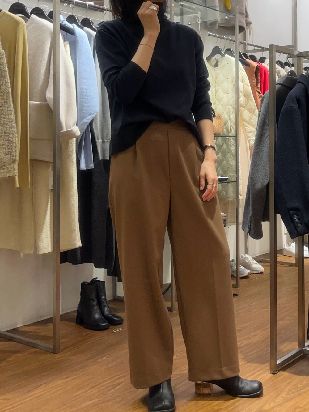 ブラウン系のその他パンツ、ブラック系のショルダーバッグ、ブルー系のニット/セーターを着用したレディースの冬コーディネートの3枚目の写真