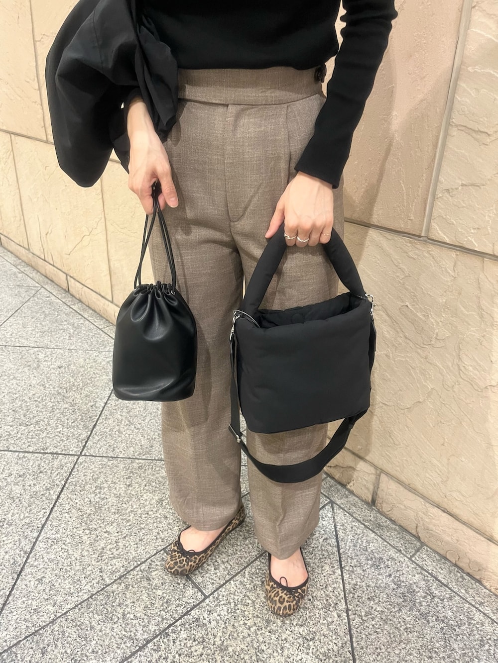 ブラック系のショルダーバッグ、ベージュ系のその他パンツ、ブラック系のベストを着用したレディースの秋コーディネートの4枚目の写真