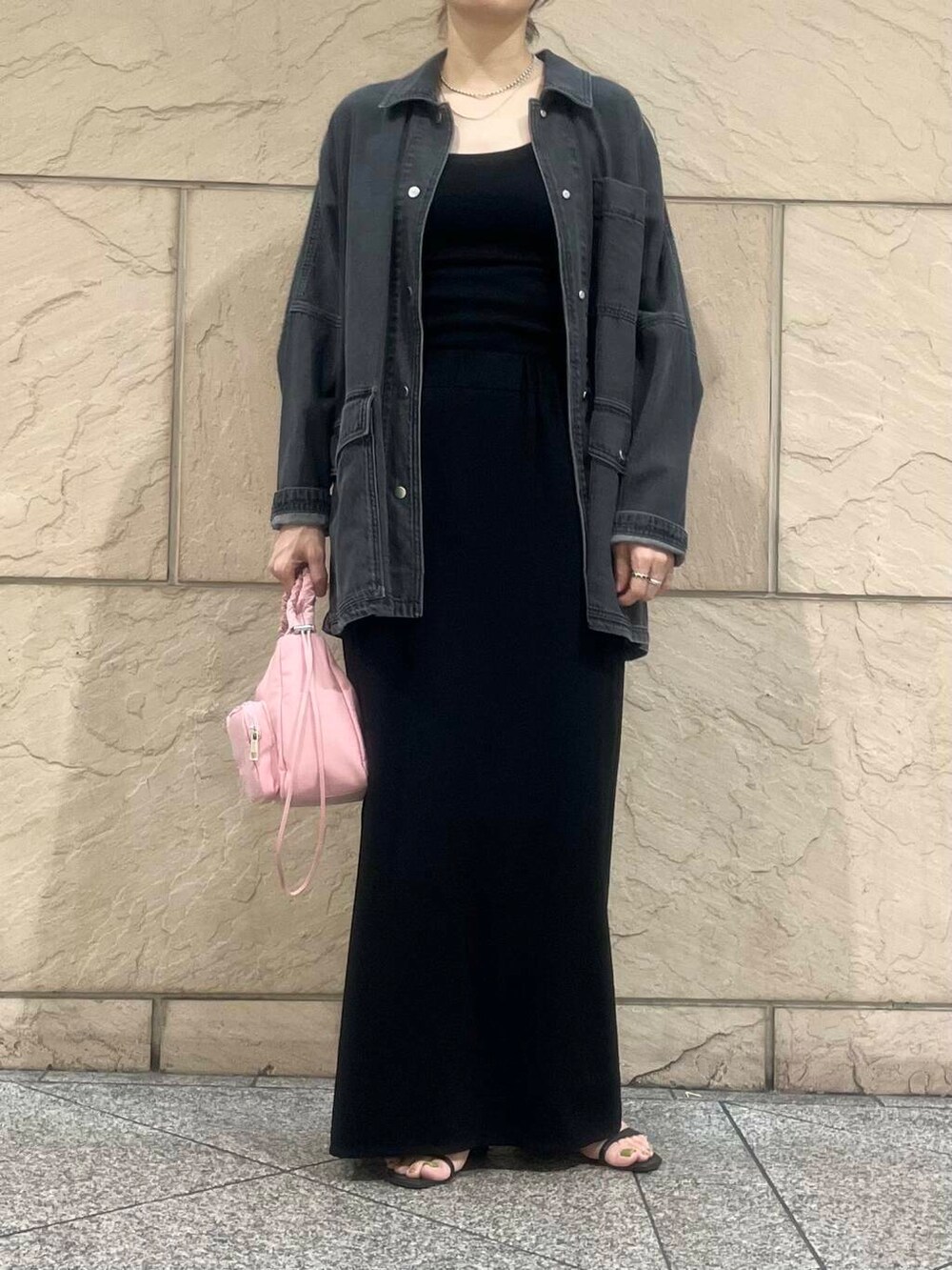 ブラック系のキャミソール、レッド系のショルダーバッグ、グレー系のデニムジャケットを着用したレディースの夏コーディネートの2枚目の写真