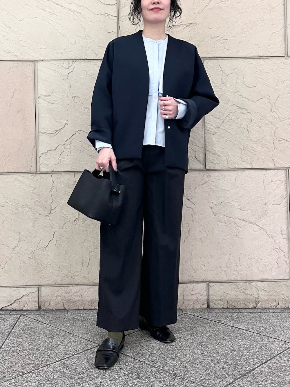 ブルー系のシャツ/ブラウス、ブルー系のノーカラージャケット、ブラック系のその他パンツを着用したレディースの冬コーディネートの7枚目の写真