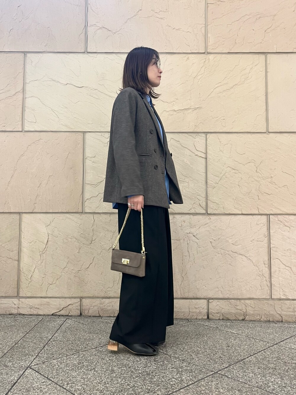 ブルー系のシャツ/ブラウス、ベージュ系のショルダーバッグ、ブラック系のその他パンツを着用したレディースの秋コーディネートの3枚目の写真