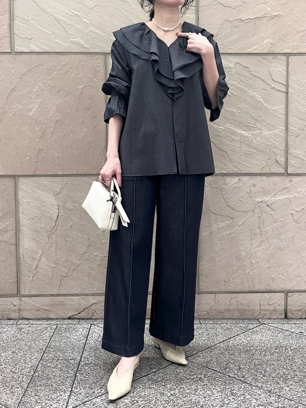 ブルー系のシャツ/ブラウス、ブルー系のデニムパンツ、ベージュ系のその他シューズを着用したレディースの冬コーディネートの5枚目の写真