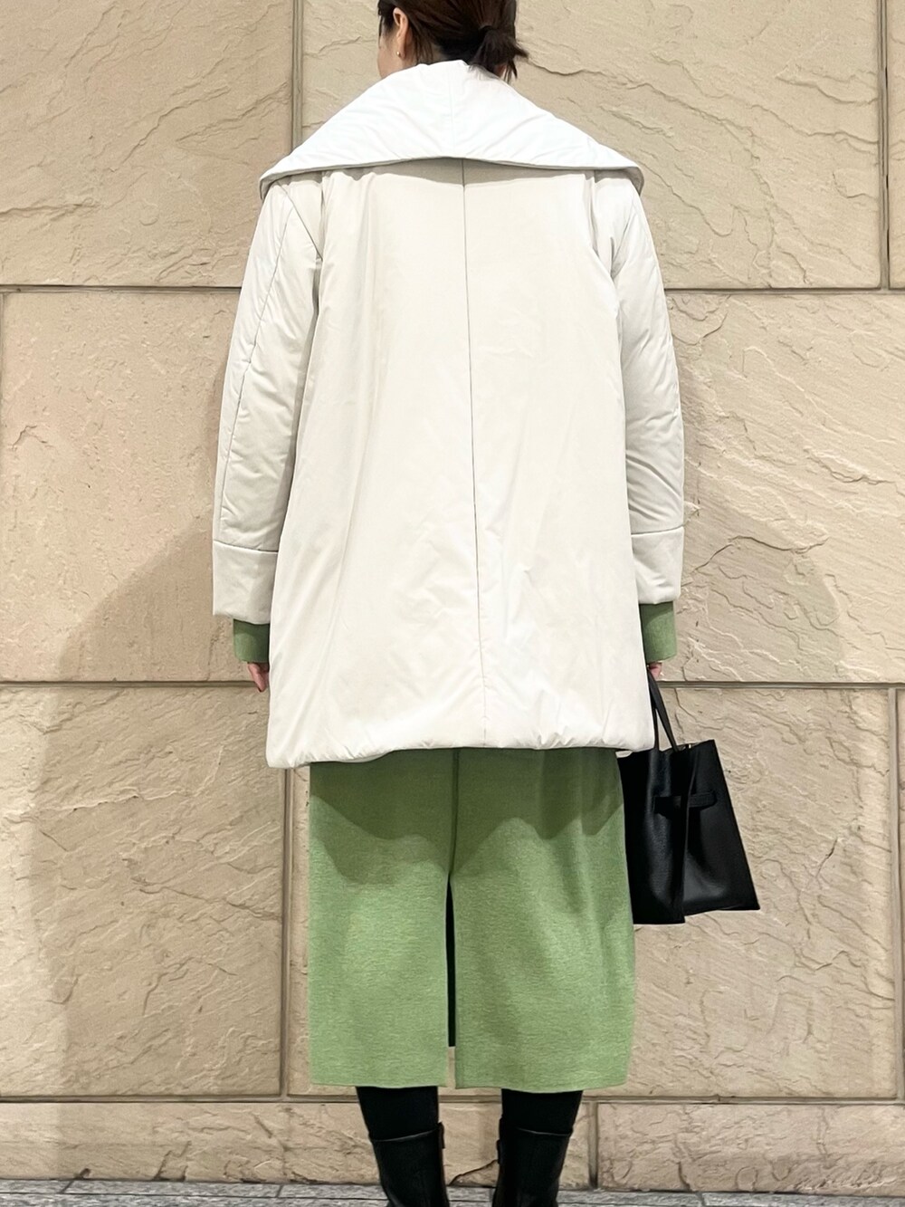 グリーン系のワンピース、ベージュ系のダウンジャケット/コート、ゴールド系のネックレスを着用したレディースの冬コーディネートの3枚目の写真